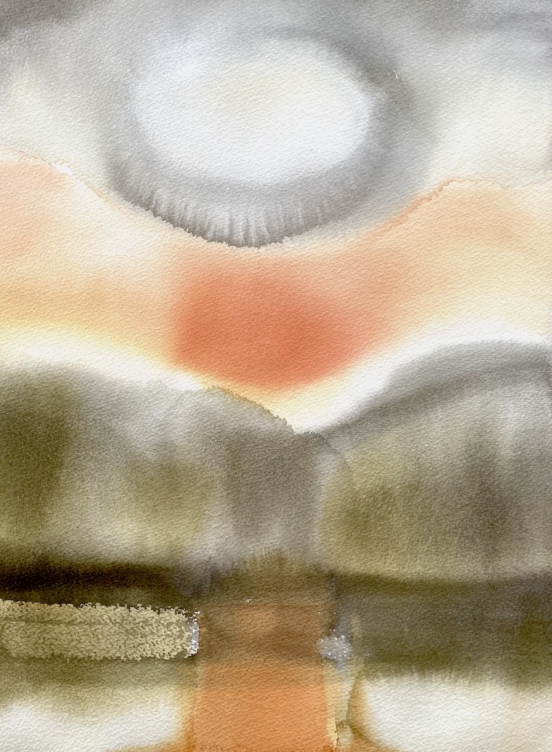 Över vattenytan syns lummig skog, kvällssol och hägrande moln.